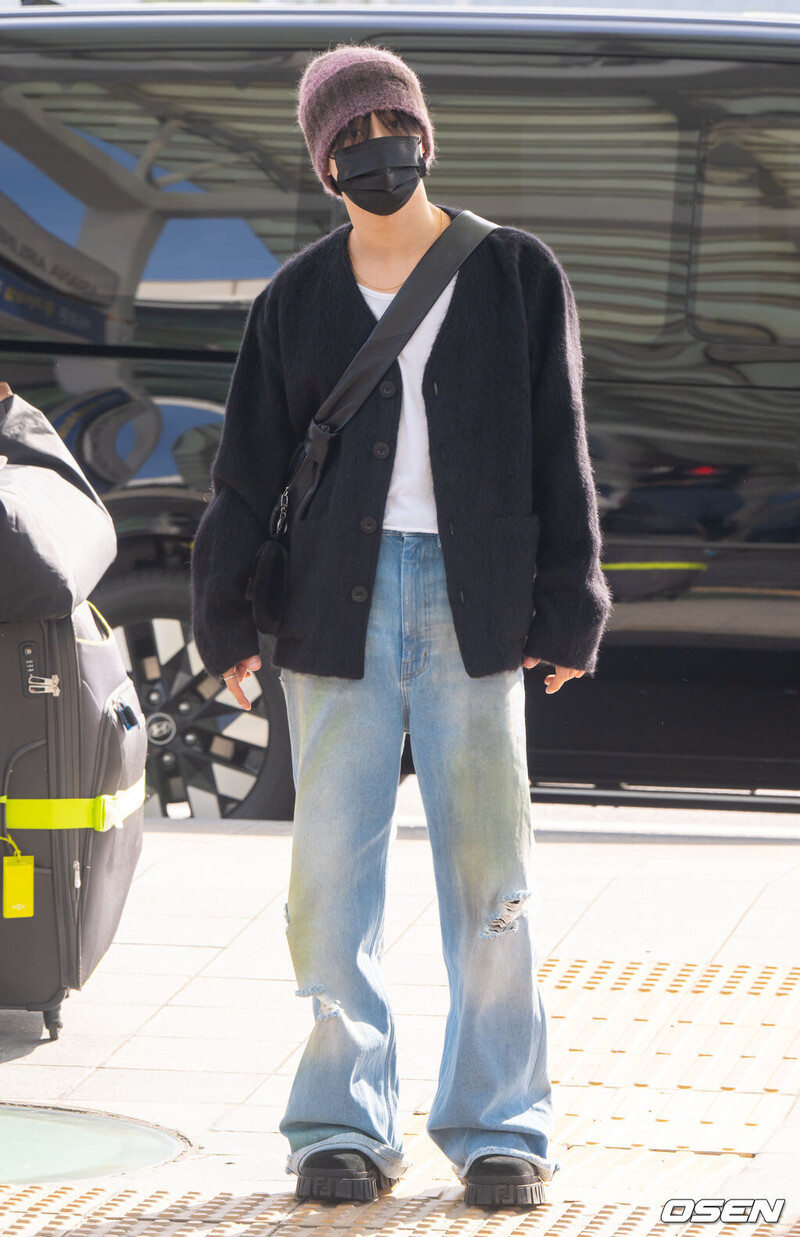 241025 Taemin at Incheon International Airport documents 4