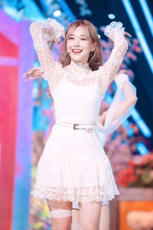 220123 fromis_9 Jiheon - 'DM' at Inkigayo