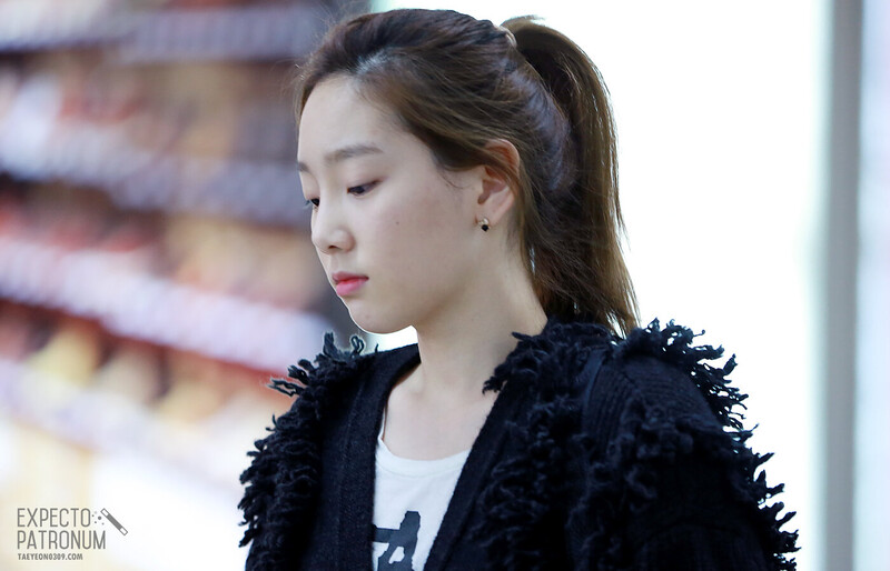 121114 Girls' Generation Taeyeon at Gimpo Airport documents 1