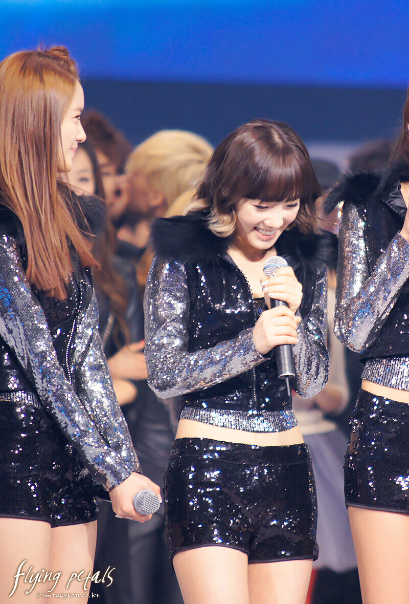 101230 Girls' Generation Taeyeon at SBS Gayo Daejeon documents 1