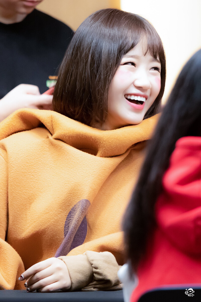 181104 Weki Meki Yoojung at Halloween 'KISS, KICKS' Fansign in Dongdaemun documents 2