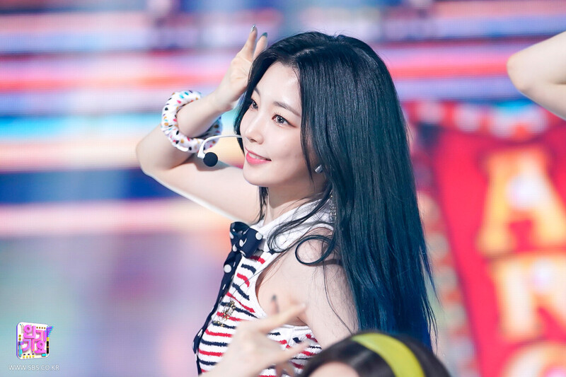 210530 Rocket Punch - 'Ring Ring' at Inkigayo documents 10