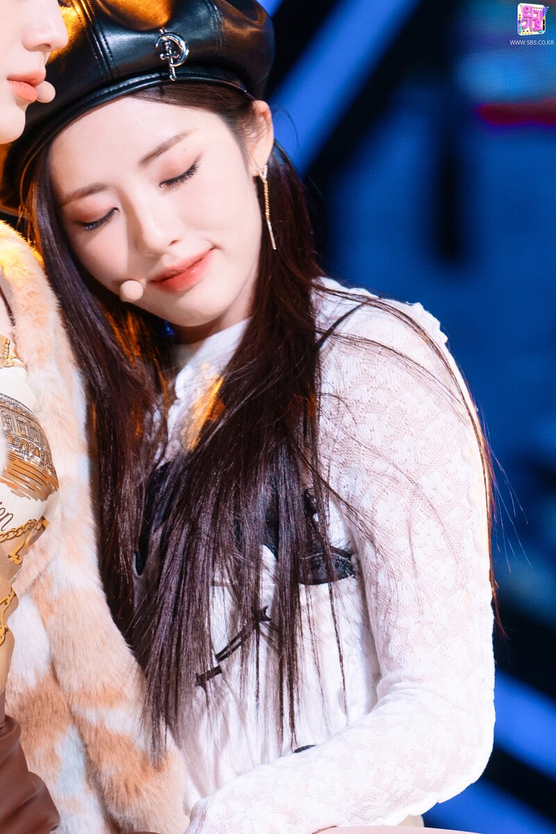 220130 fromis_9 Jiwon - 'DM' at Inkigayo documents 11