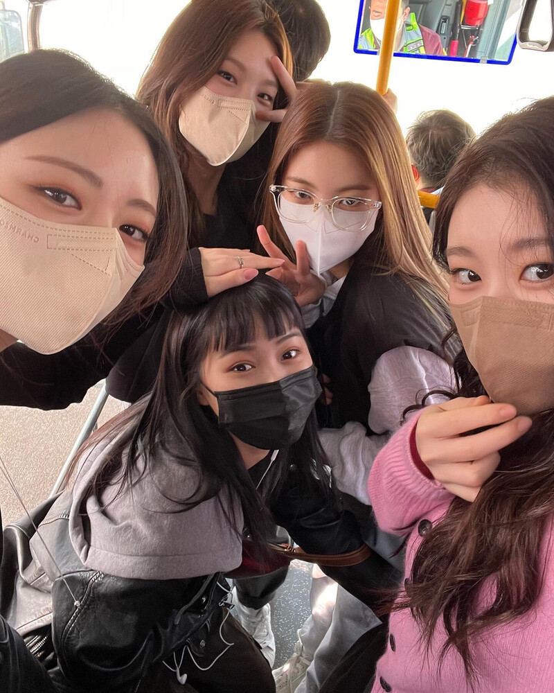 230526 - ITZY Chaeryeong Instagram Update with Yeji documents 8