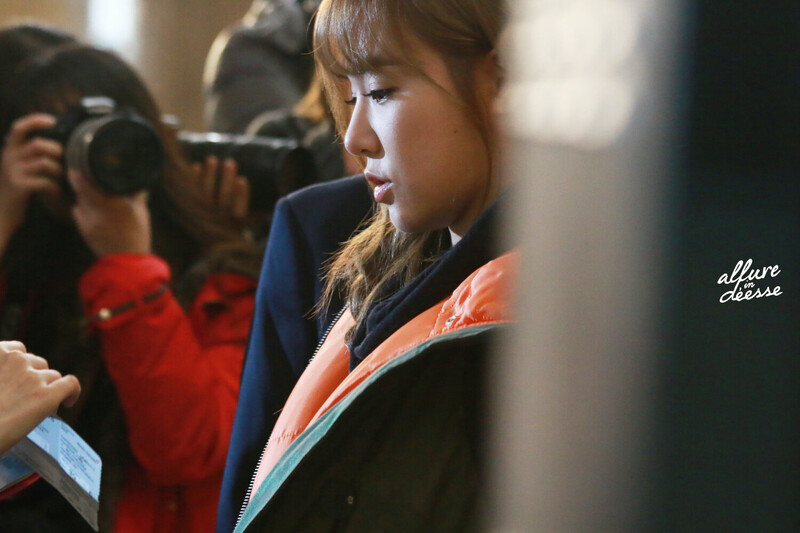 141129 Girls' Generation Tiffany at Gimpo Airport documents 2