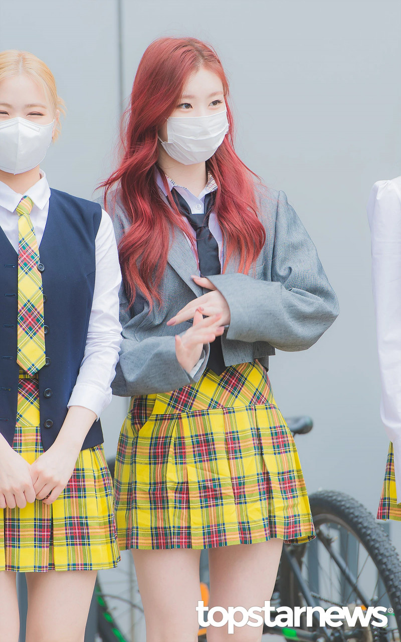 210422 ITZY Chaeryeong on the way to film Knowing Brothers documents 11