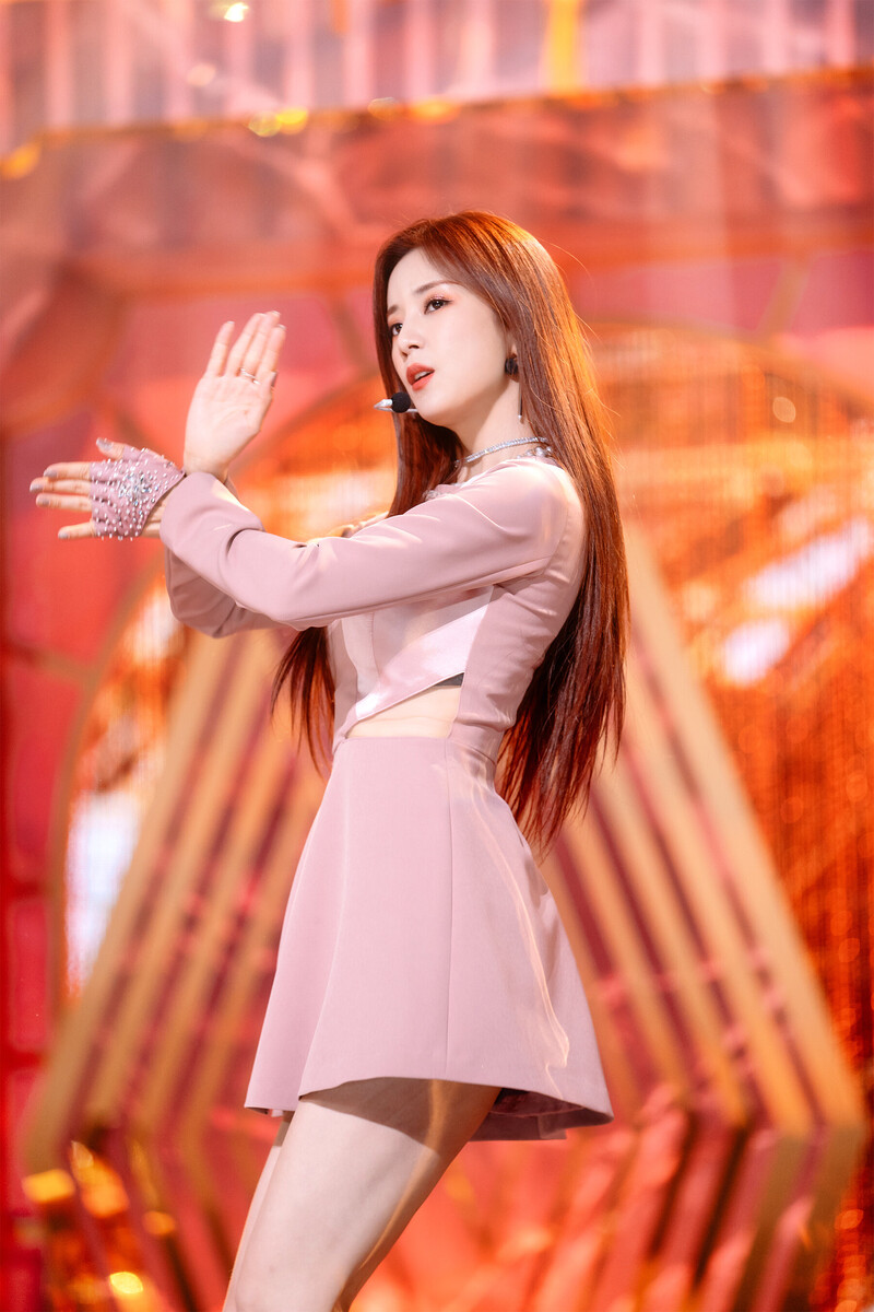 220220 Apink Chorong - 'Dilemma' at Inkigayo documents 9