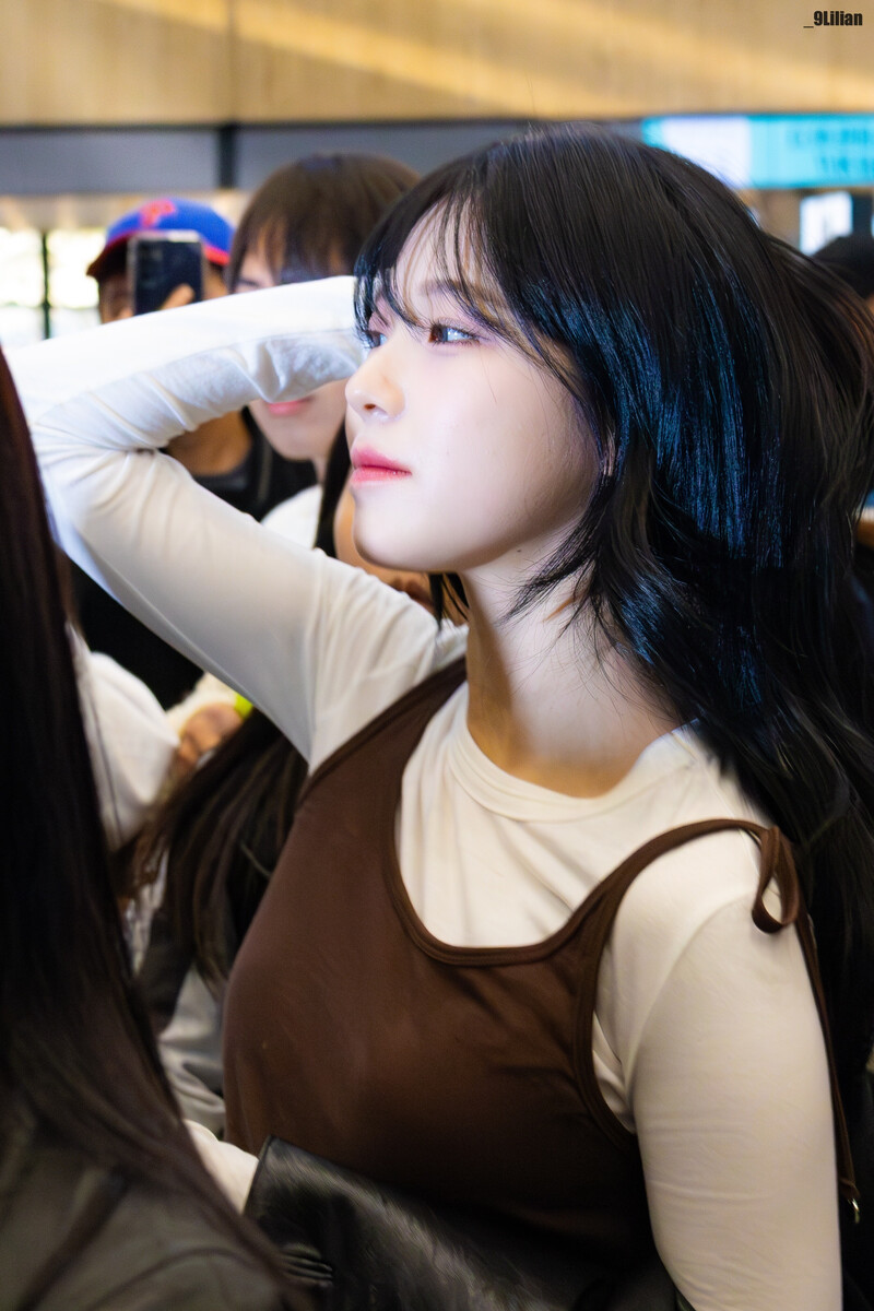 241109 fromis_9 Jiheon at Gimpo International Airport documents 8