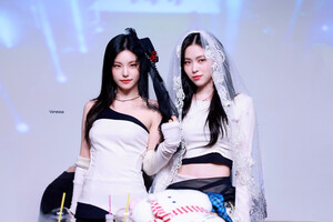 241108 ITZY Yeji & Ryujin - Makestar Fansign