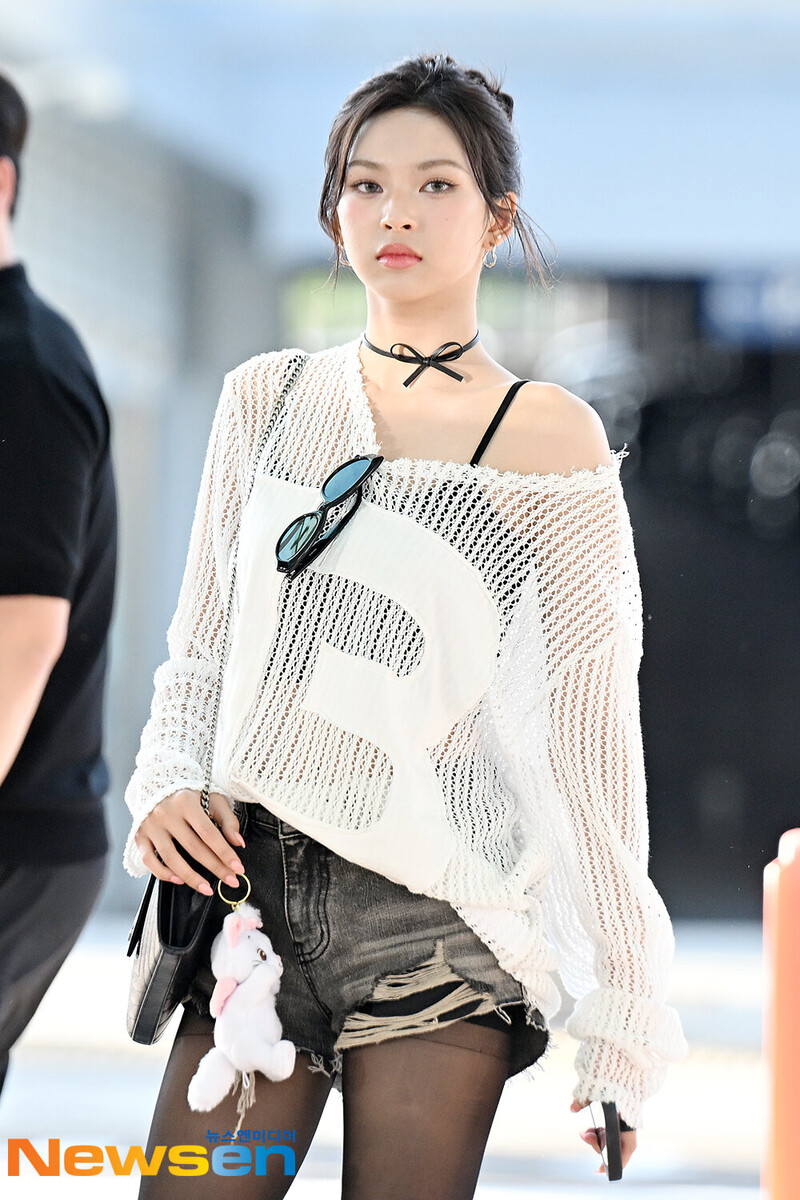 240626 BABYMONSTER Chiquita at Incheon International Airport documents 1