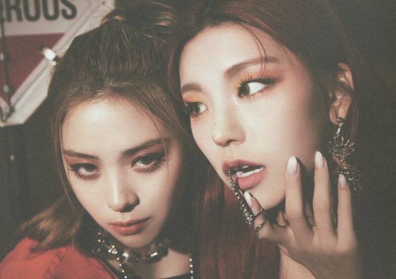 ITZY 'GUESS WHO' Album [SCANS] documents 2