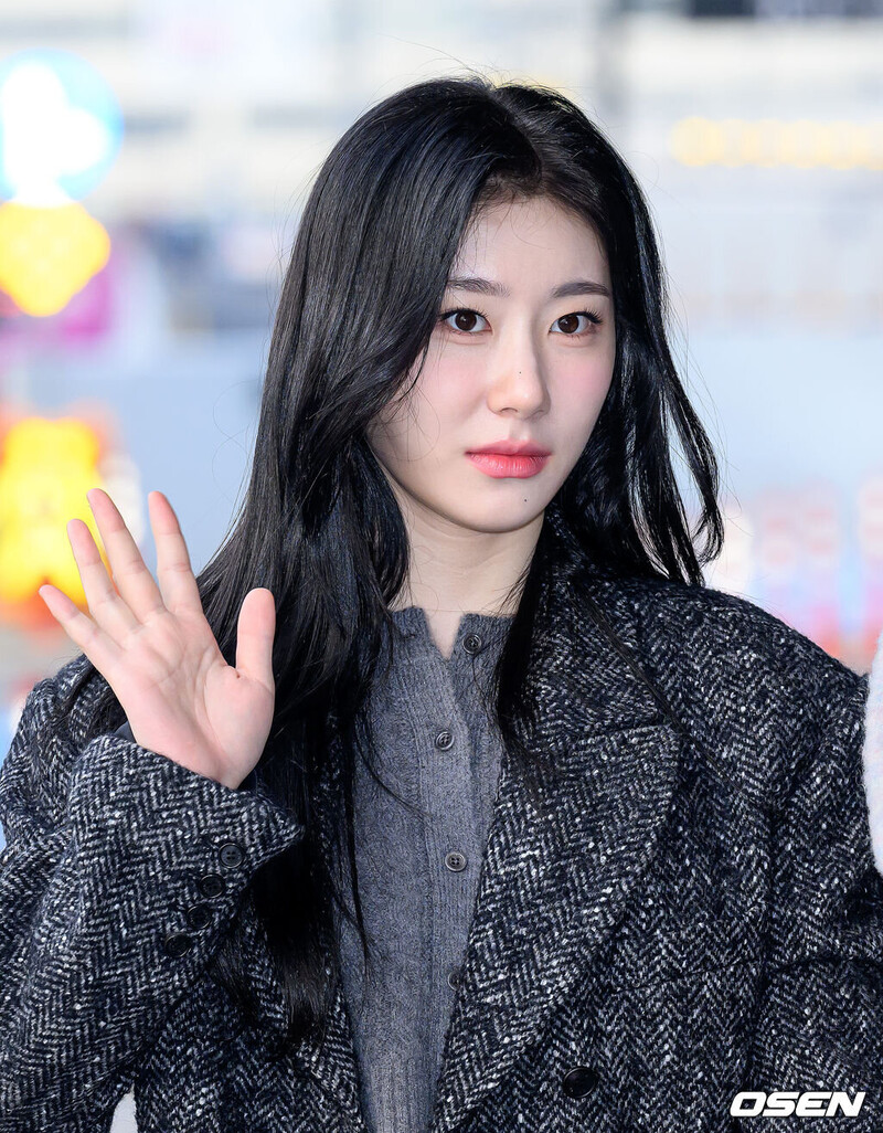 231013 ITZY Chaeryeong at Gimpo International Airport documents 3