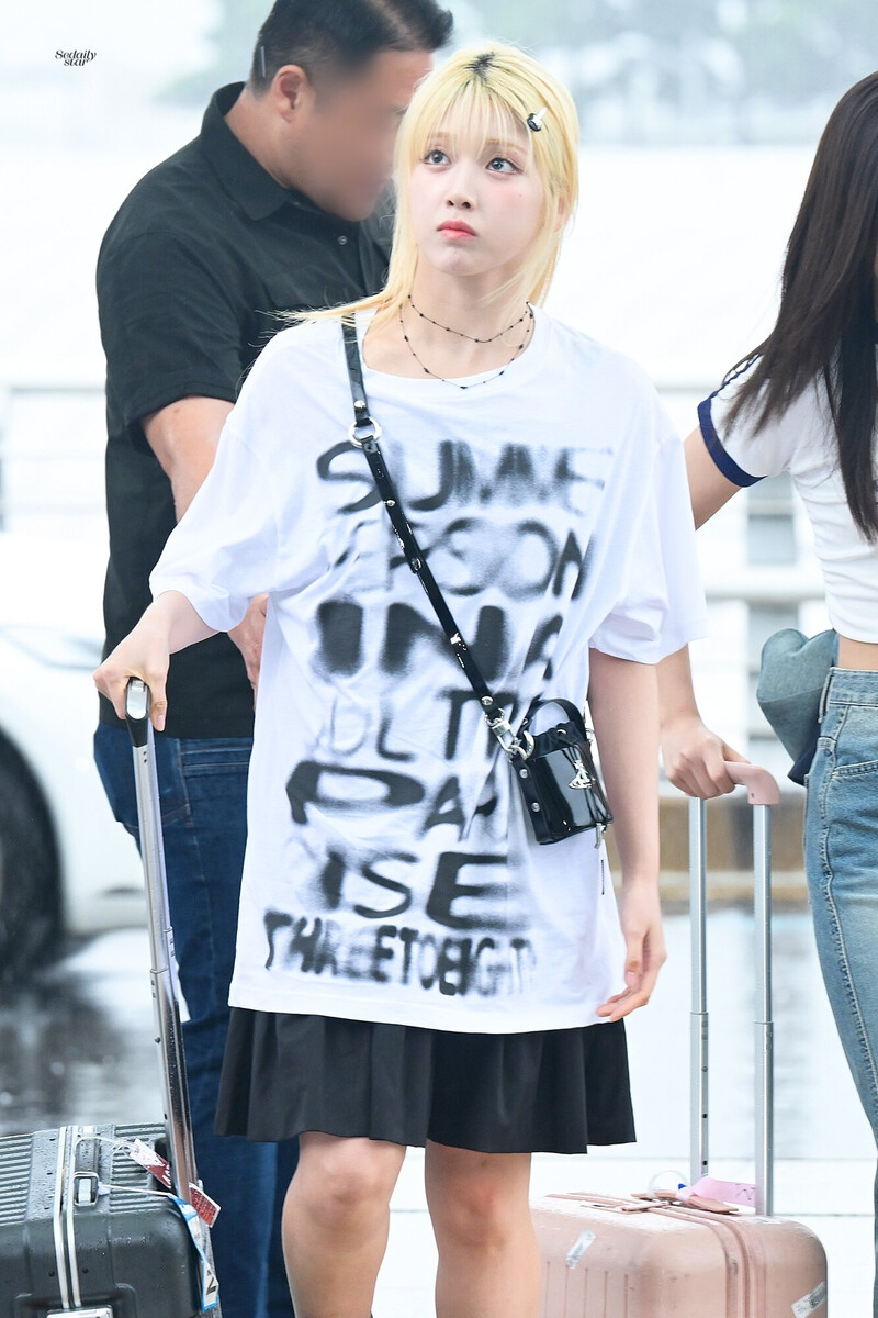 240718 NMIXX Jiwoo at Incheon International Airport documents 2