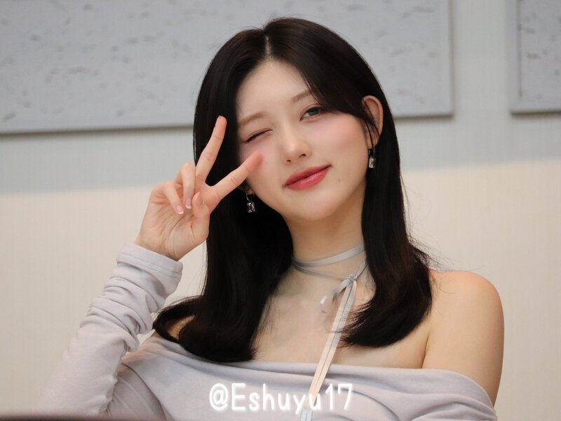 240209 Gaeul at Fansign Event in Japan documents 8