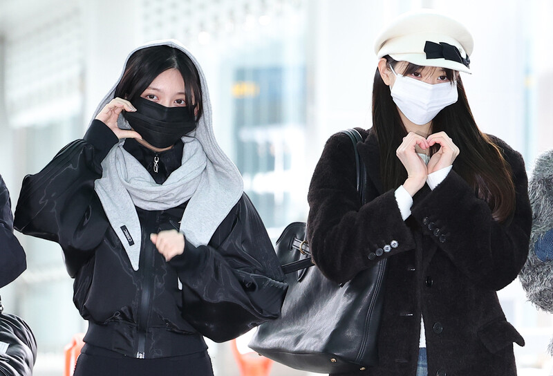 240223 IVE at Incheon International Airport documents 5