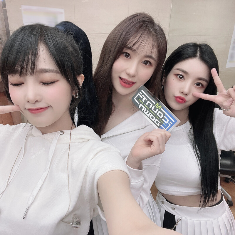 210225 IZ*ONE Twitter Update - Eunbi, Chaeyeon & Yena | kpopping