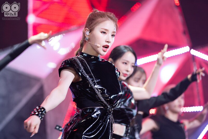 210704 LOONA - PTT(Paint The Town) at Inkigayo documents 3