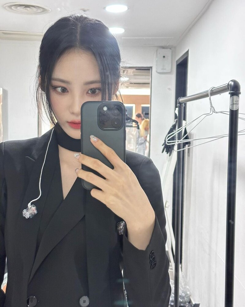 230712 ARTMS Jinsoul Instagram Update with Kim Lip, Choerry, Heejin, Haseul, Hyunjin, Vivi & Yeojin documents 4