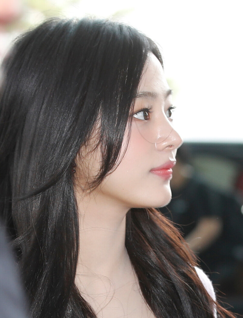 230731 NewJeans Minji at the Incheon International Airport documents 2