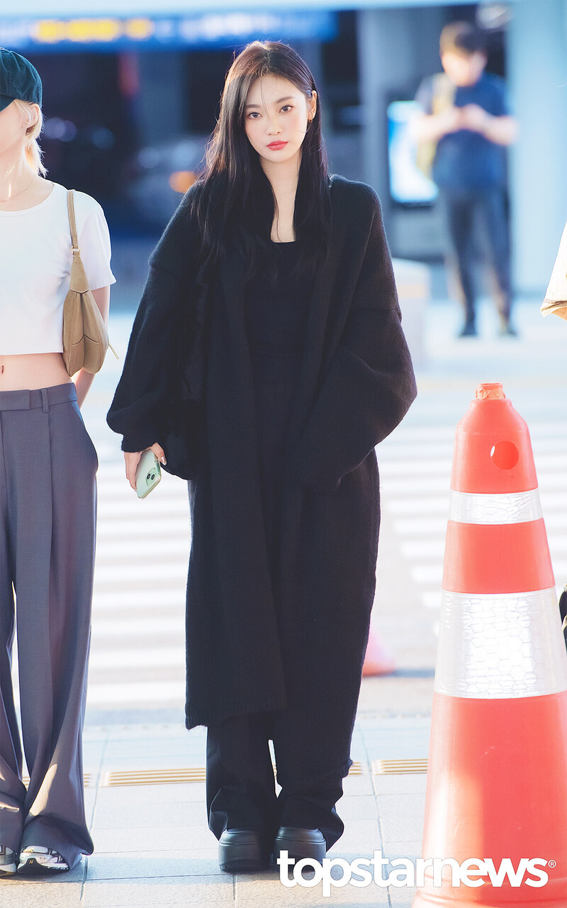 240927 aespa Ningning - at Incheon International Airport documents 1