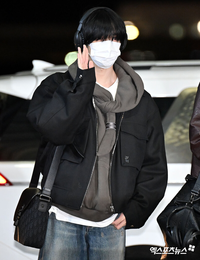 250103 TXT Beomgyu at Incheon Airport documents 2