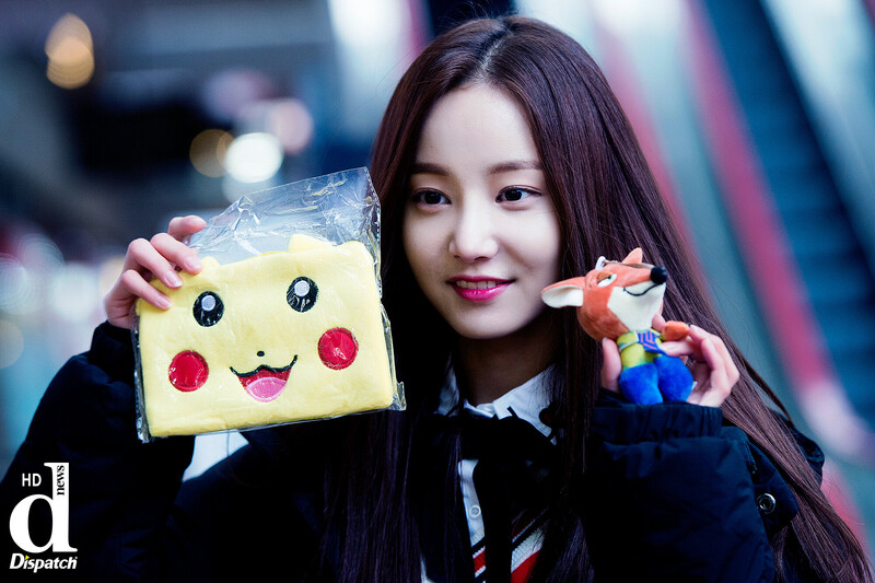 MOMOLAND Yeonwoo & Nancy - Show Champion rehearsal photoshoot by Naver x Dispatch documents 8