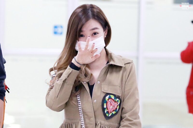 151025 Girls' Generation Tiffany at Gimpo Airport documents 1