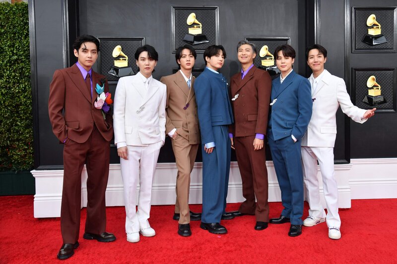 220404 BTS at GRAMMYs 2022 Red Carpet documents 6