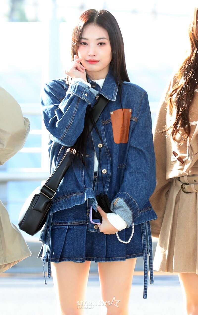 221127 NMIXX Jinni at Incheon airport departure to Japan for 2022 MAMA AWARDS documents 2