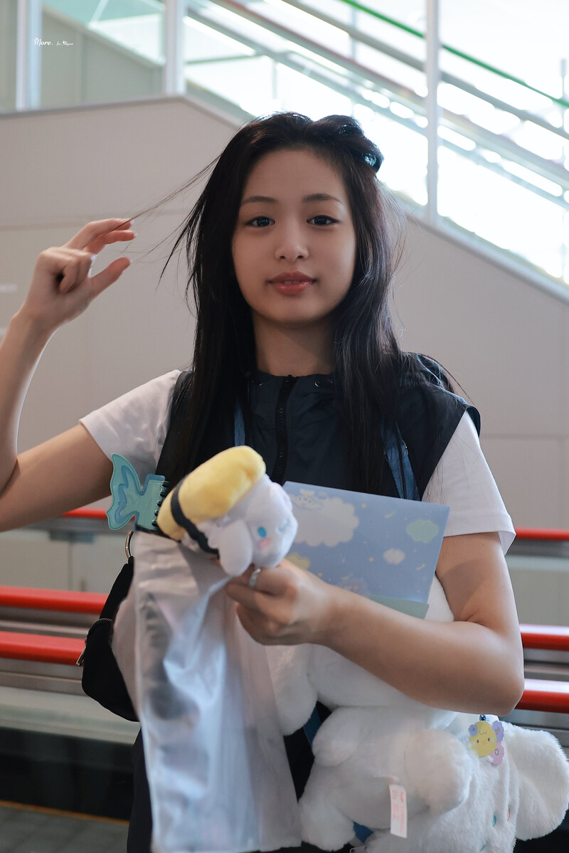 240801 BABYMONSTER Ahyeon at Airport documents 9
