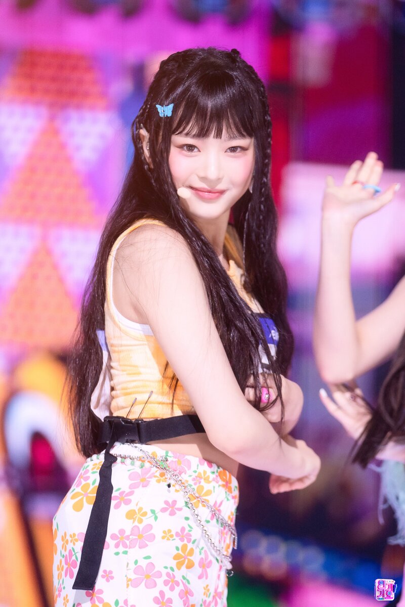 220821 NewJeans Hanni - 'Attention' at Inkigayo documents 16