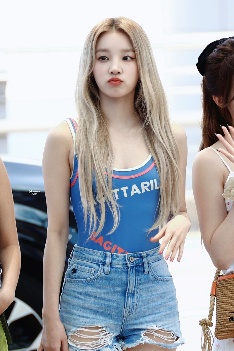 230630 (G)I-DLE Yuqi at Incheon International Airport documents 6