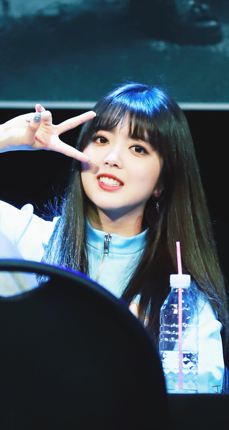 180318 Weki Meki Suyeon at Mapo 'Lucky.' Fansign documents 1