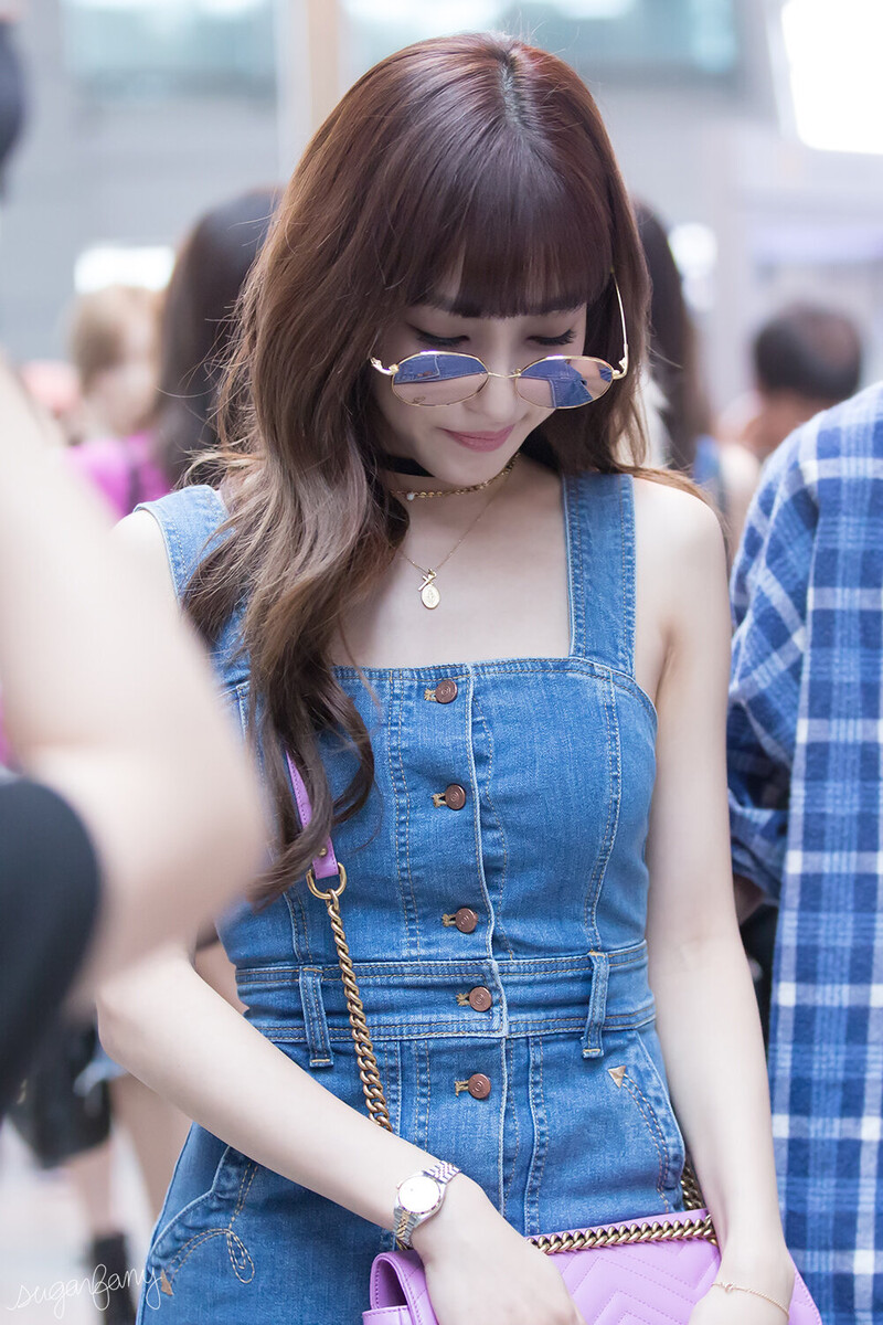 160715 SNSD Tiffany at Incheon Airport documents 2