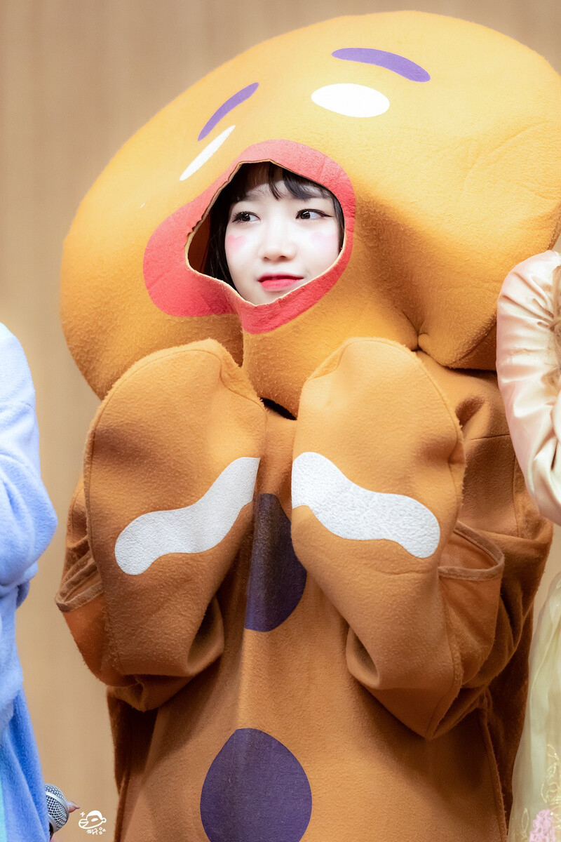 181104 Weki Meki Yoojung at Halloween 'KISS, KICKS' Fansign in Dongdaemun documents 9