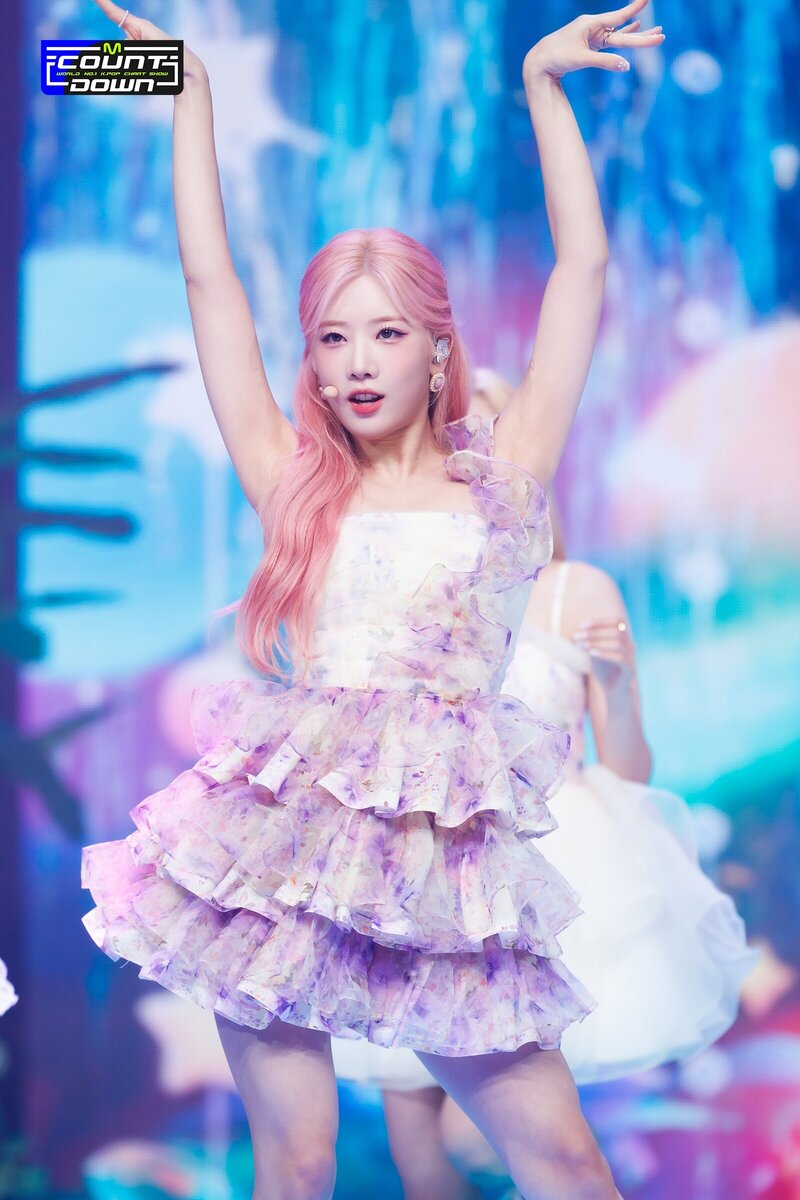 220623 LOONA - 'Flip That' at M Countdown documents 10