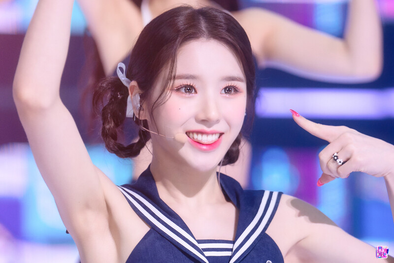 220703 LOONA HeeJin - 'Flip That' at Inkigayo documents 3