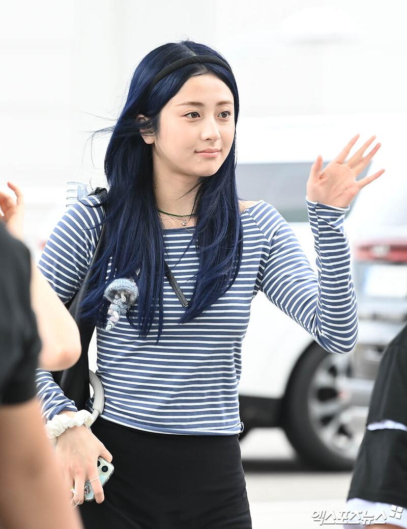 240729 LE SSERAFIM Yunjin at Incheon International Airport documents 4