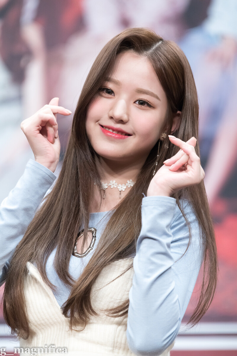 181117 IZ*ONE Wonyoung at Fansign documents 26