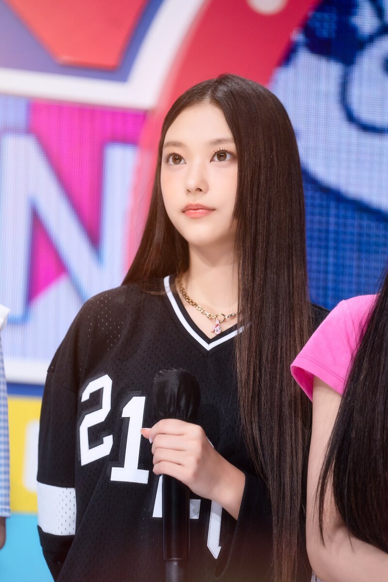 220807 NewJeans Haerin 'Attention' at Inkigayo documents 13