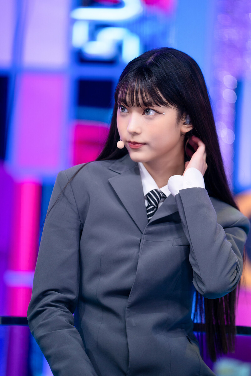 220807 NewJeans Haerin 'Cookie' at Inkigayo documents 9