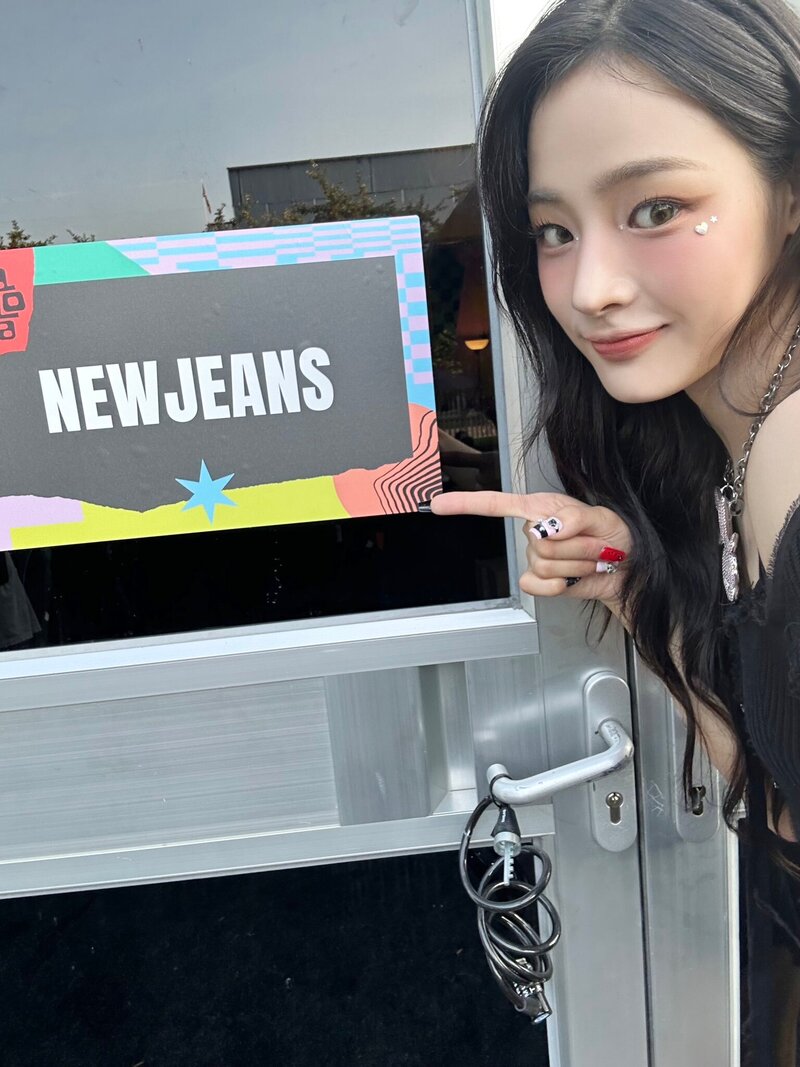 230902 NewJeans Twitter Update - Minji documents 3