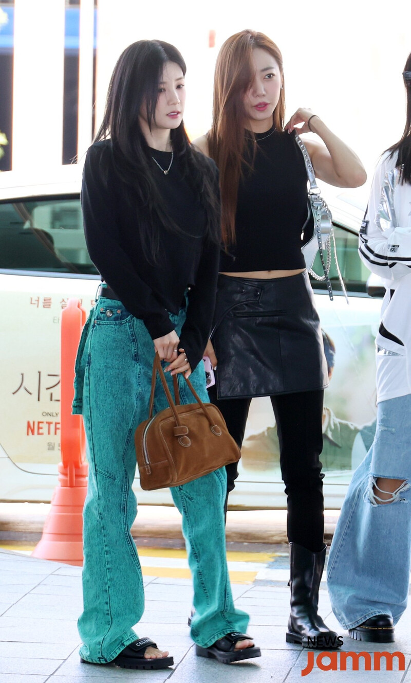 230908 APINK at Incheon international airport documents 2