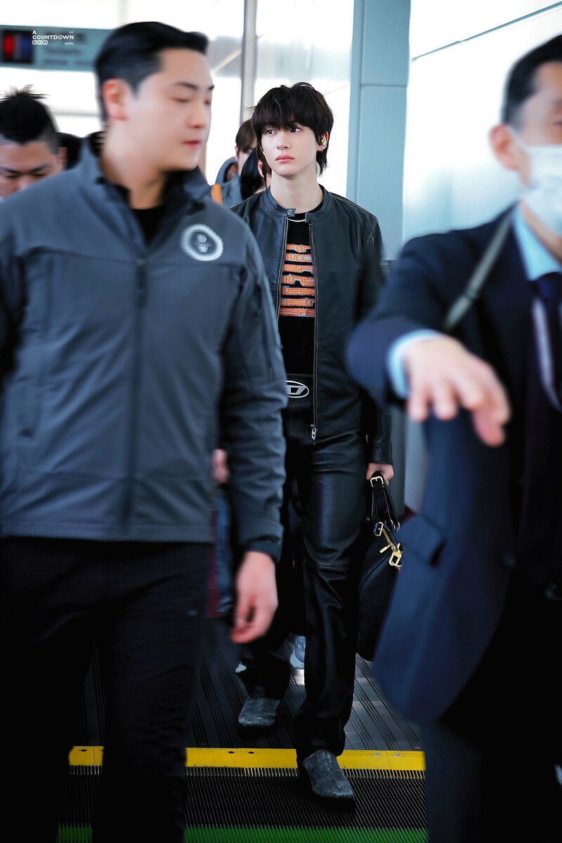 240220 RIIZE Anton at Gimpo International Airport documents 8