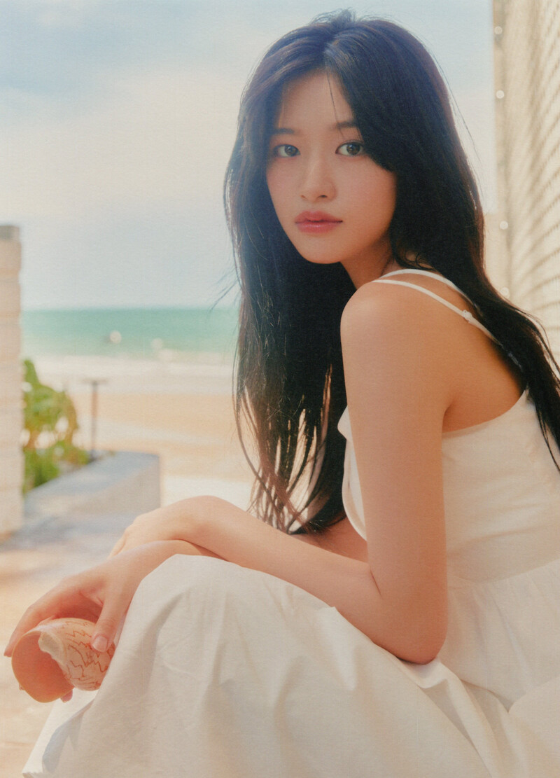 IVE - 1st Photobook 'A Dreamy Day' [SCANS] documents 8