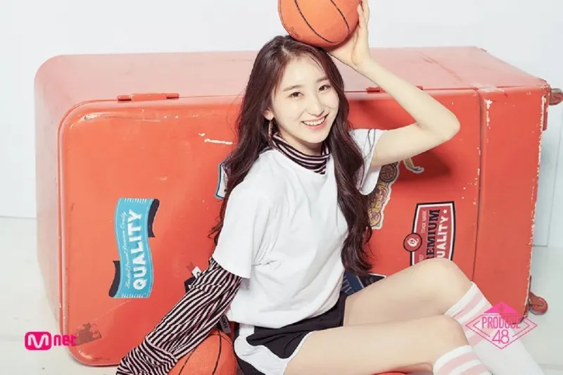 Lee_Chaeyeon_Produce_48_promotional_photo_12.jpg