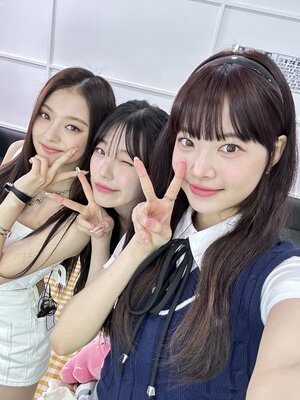 230617 Eunchae Diary Twitter Update - LE SSERAFIM Eunchae with fromis_9 Nagyung & Jiheon