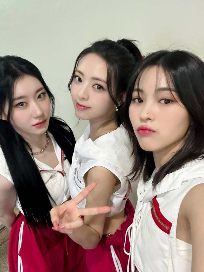 230818 - ITZY Twitter Update | kpopping