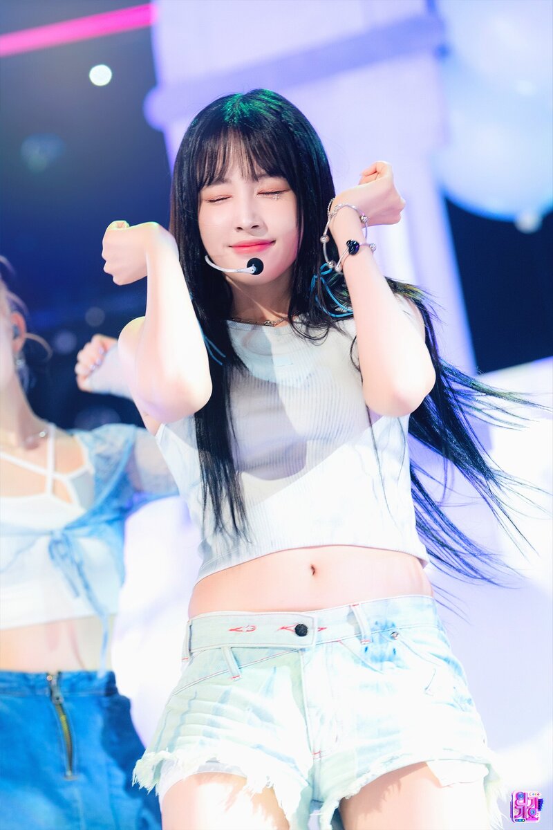 230820 STAYC Yoon - Bubble at Inkigayo documents 3