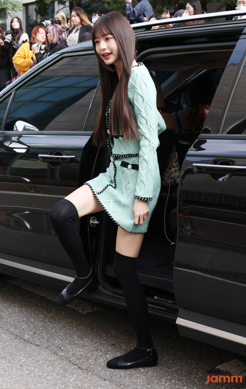 231027 IVE's Wonyoung heading to Music Bank documents 2